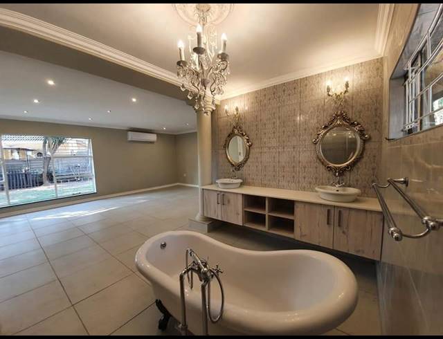 6 BEDROOM FREESTANDING RENTED IN FREEWAY PARK